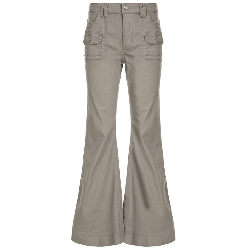 Nærbilde av flared cargo-bukse for dame i khaki. Fremhever tekstur og funksjonelle sidelommer.