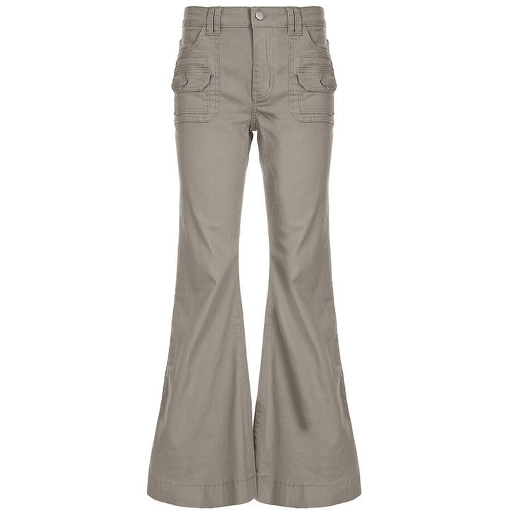 Nærbilde av flared cargo-bukse for dame i khaki. Fremhever tekstur og funksjonelle sidelommer.