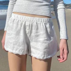 Stilige, korte damepysjbukser i stripete design. Perfekt som nattøy eller avslappede hjemmeshorts om sommeren.