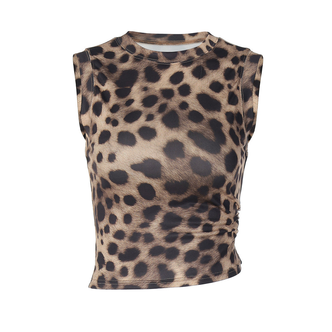 Detaljbilde av figurnær dametopp med trendy leopardmønster. Elegant mønstret bluse for kvinner.