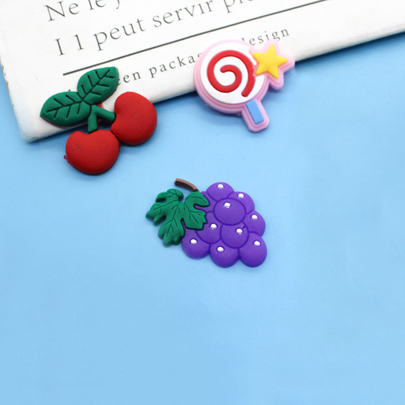 Leken lollipop-brosje med spiralmønster. Fargerik søt pin, perfekt unisex tilbehør for ryggsekk og klær.