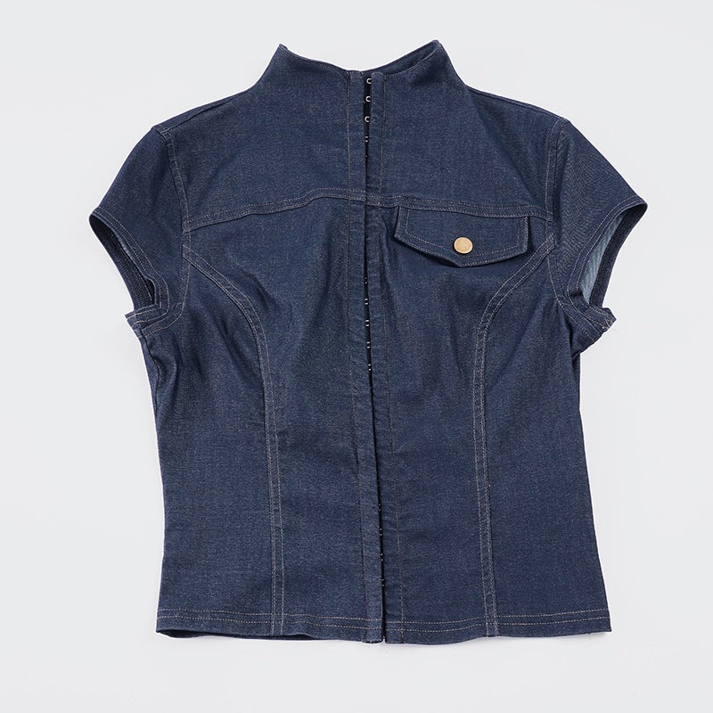 Stilren kortermet damebluse med elegante knapper og ståkrage. Allsidig til sommer og kontor.