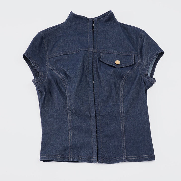 Stilren kortermet damebluse med elegante knapper og ståkrage. Allsidig til sommer og kontor.