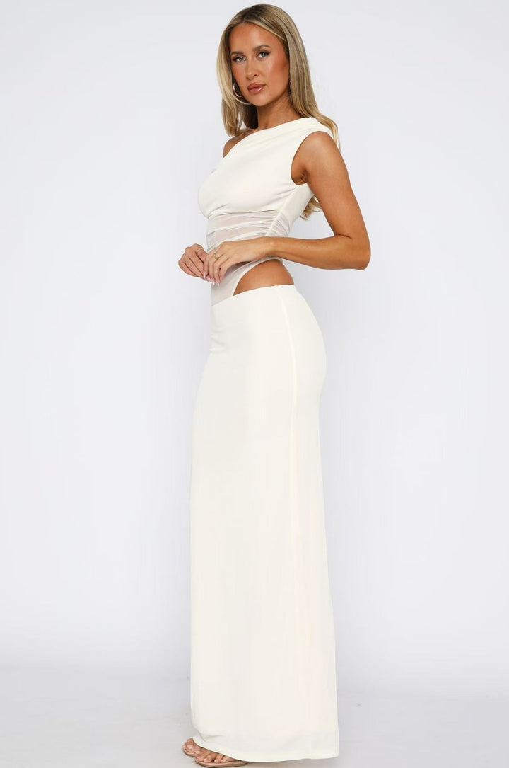 Elegant damekjole med asymmetrisk skjørt, transparente innslag, lang og flytende, egnet for aften og fest.