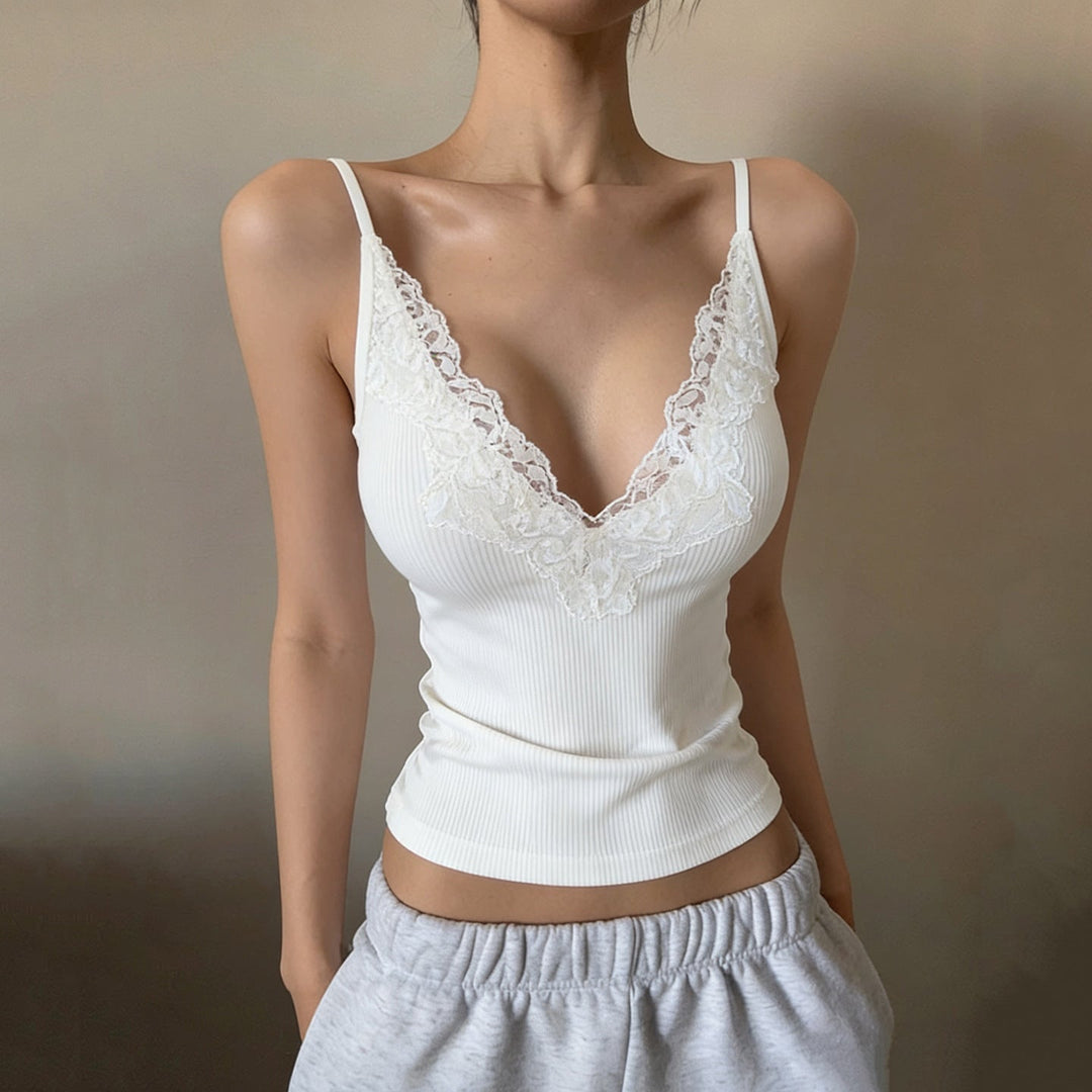 Elegant dame topp med dyp V-hals og spissdekor. Perfekt som festtopp eller stilig hverdagsbluse.