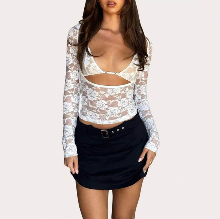 Stilig transparent dame topp med V-hals, lange ermer og trendy cut-out detaljer for et moderne festantrekk.