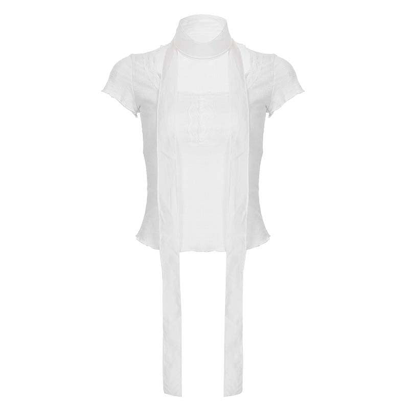 Komfortabel hvit dametopp med høy hals, elegante volanger og knytebånd. Stilren bluse for enhver anledning.