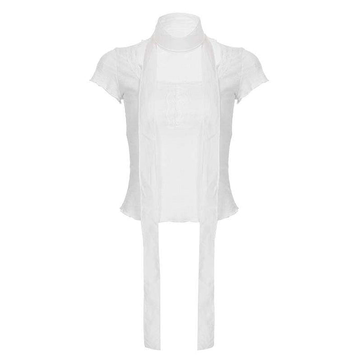 Komfortabel hvit dametopp med høy hals, elegante volanger og knytebånd. Stilren bluse for enhver anledning.