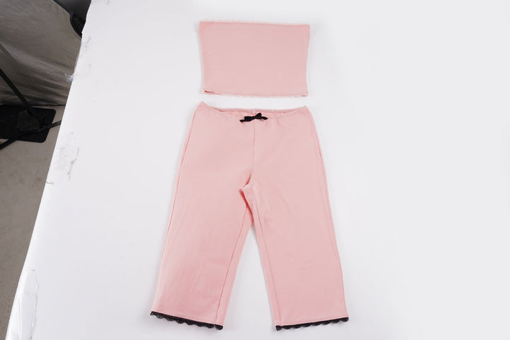 Todelt dame pysjamasett designet for avslapning; myk bustier og komfortable capribukser.