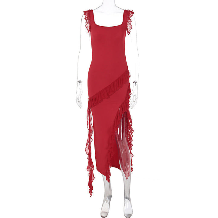 Asymmetrisk designet maxikjole med ett skulderparti. Inkluderer volanger og en dristig høy splitt. Elegant festkjole.