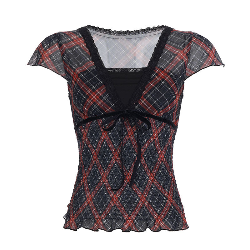 Elegant V-hals topp med volangdetaljer. Moderne rutemønster, perfekt for vår- og sommergarderoben.