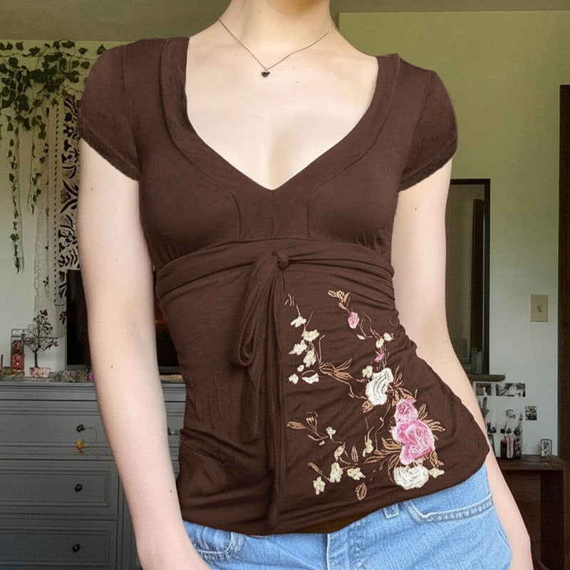 Midi blyantkjole i brunt med intrikat blomsterbroderi, V-hals og stilfull draperingsdetalj for kvinner.