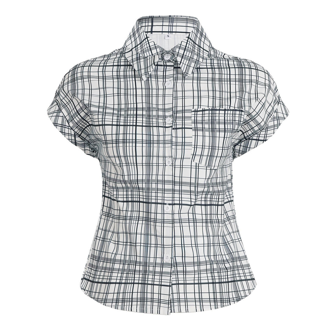 Damebluse med korte ermer og rutete mønster. Innsvingt snitt og knappedetaljer gir et elegant og komfortabelt uttrykk.