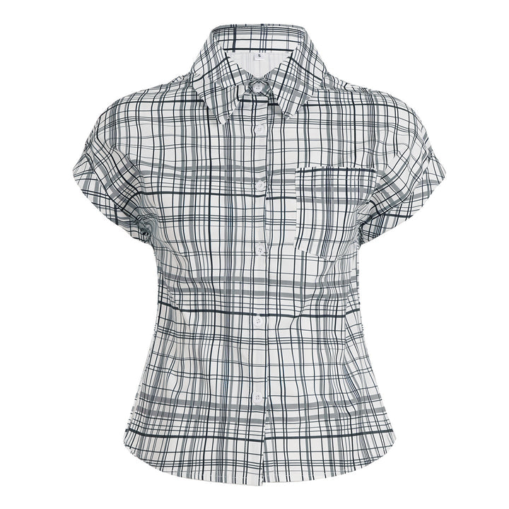 Damebluse med korte ermer og rutete mønster. Innsvingt snitt og knappedetaljer gir et elegant og komfortabelt uttrykk.