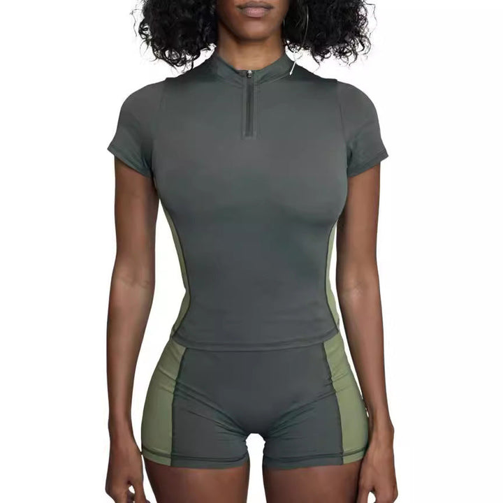 Dame sporty treningssett i olivengrønn. Komfortabel kort topp og tettsittende shorts for yoga & fitness.
