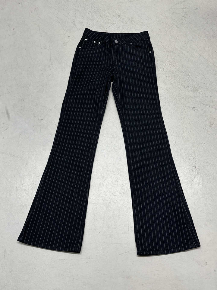 Moderne kvinneklær: Flare jeans med høyt liv og vertikale striper, et must for den motebevisste kvinnen.