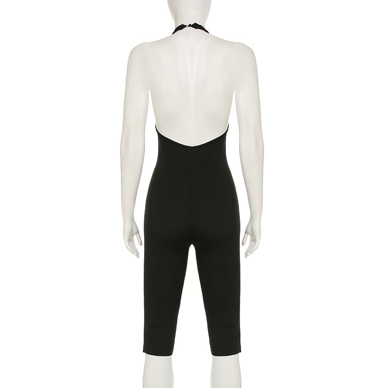 Svart damejumpsuit med elegant ryggutskjæring og kroppsnær silhuett. Perfekt for sommerfester og spesielle eventer.