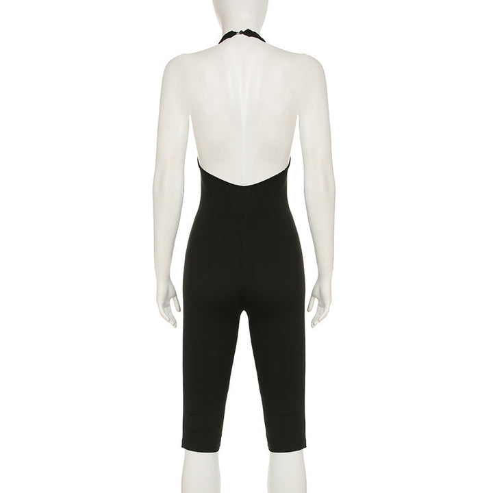Svart damejumpsuit med elegant ryggutskjæring og kroppsnær silhuett. Perfekt for sommerfester og spesielle eventer.