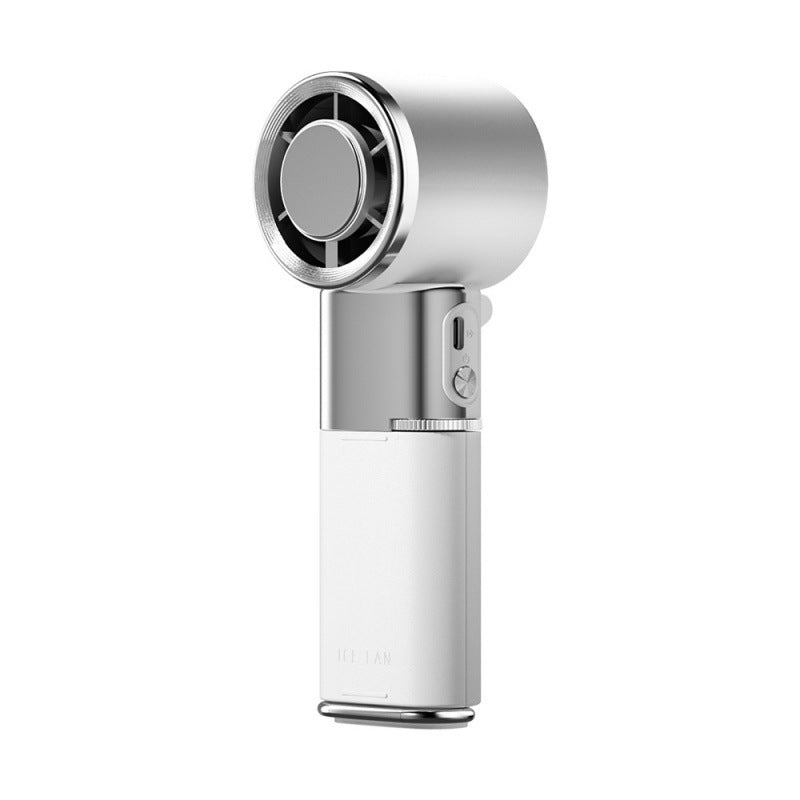 Bærbar oppladbar minivifte i sølv/hvit med USB, perfekt som håndholdt vifte eller med stativ for personlig kjøling på reise.