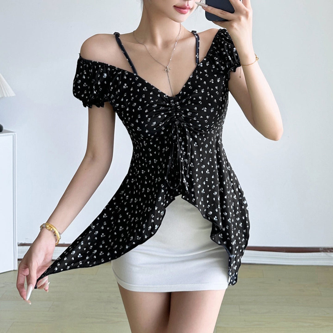 Elegante off-shoulder dameklær: Topp med blomstermønster for sommer. Rynket stil, moteriktig overdel.