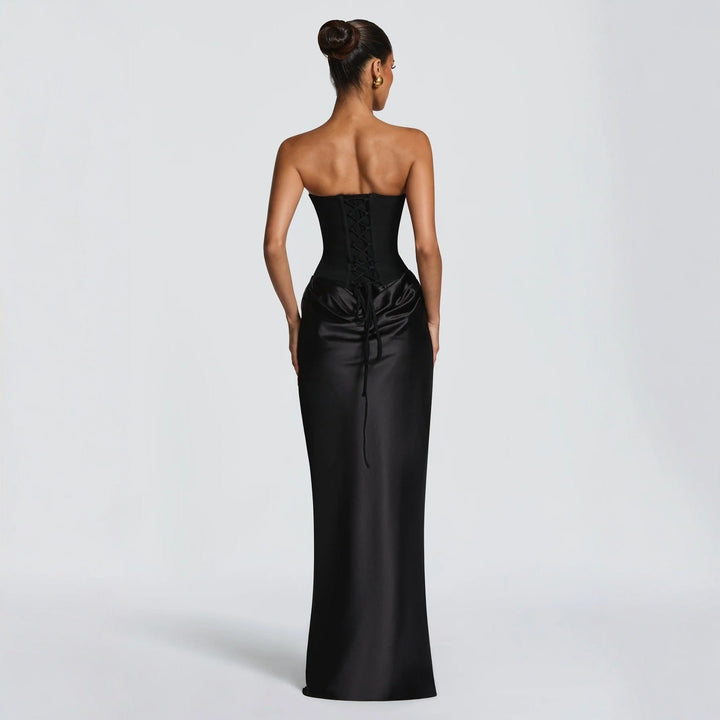 Grå damekjole med bustier og drapert skjørt, elegant for kveldsbruk og feiringer.