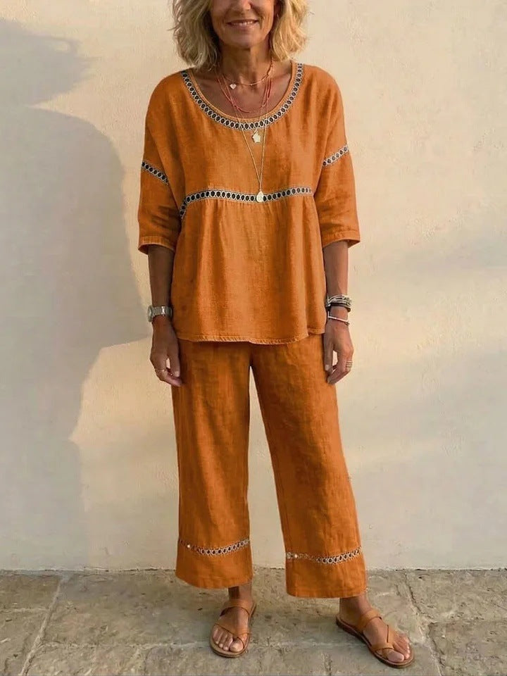 Feminin loungewear: Komfortabel overdel med blondeermer og matchende shorts med blondekant.