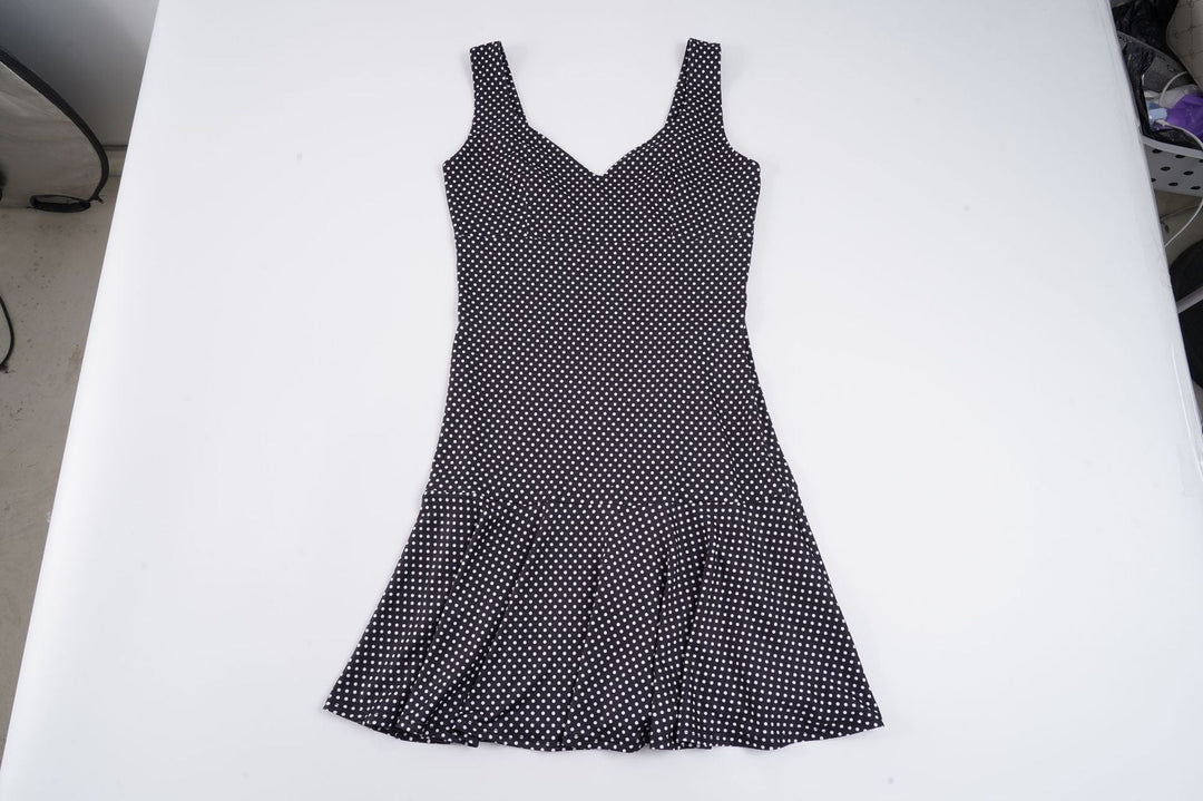 Flatterende dames topp med tynne stropper og voluminøs kant. Moderne kvinnemote, en perfekt lett sommertopp.