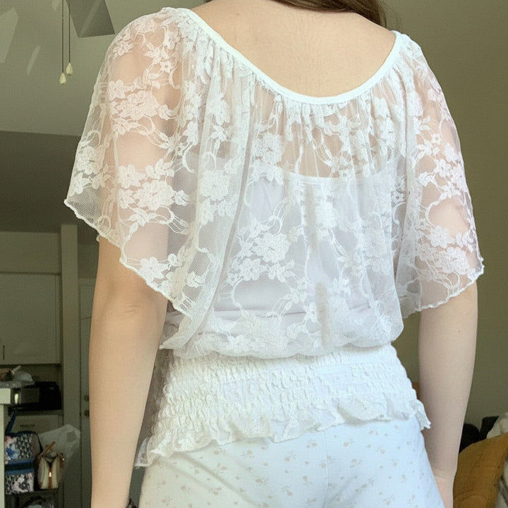 Komfortabel elegant spiss t-skjorte for dame med flatterende volanger. En moderne sommertopp.