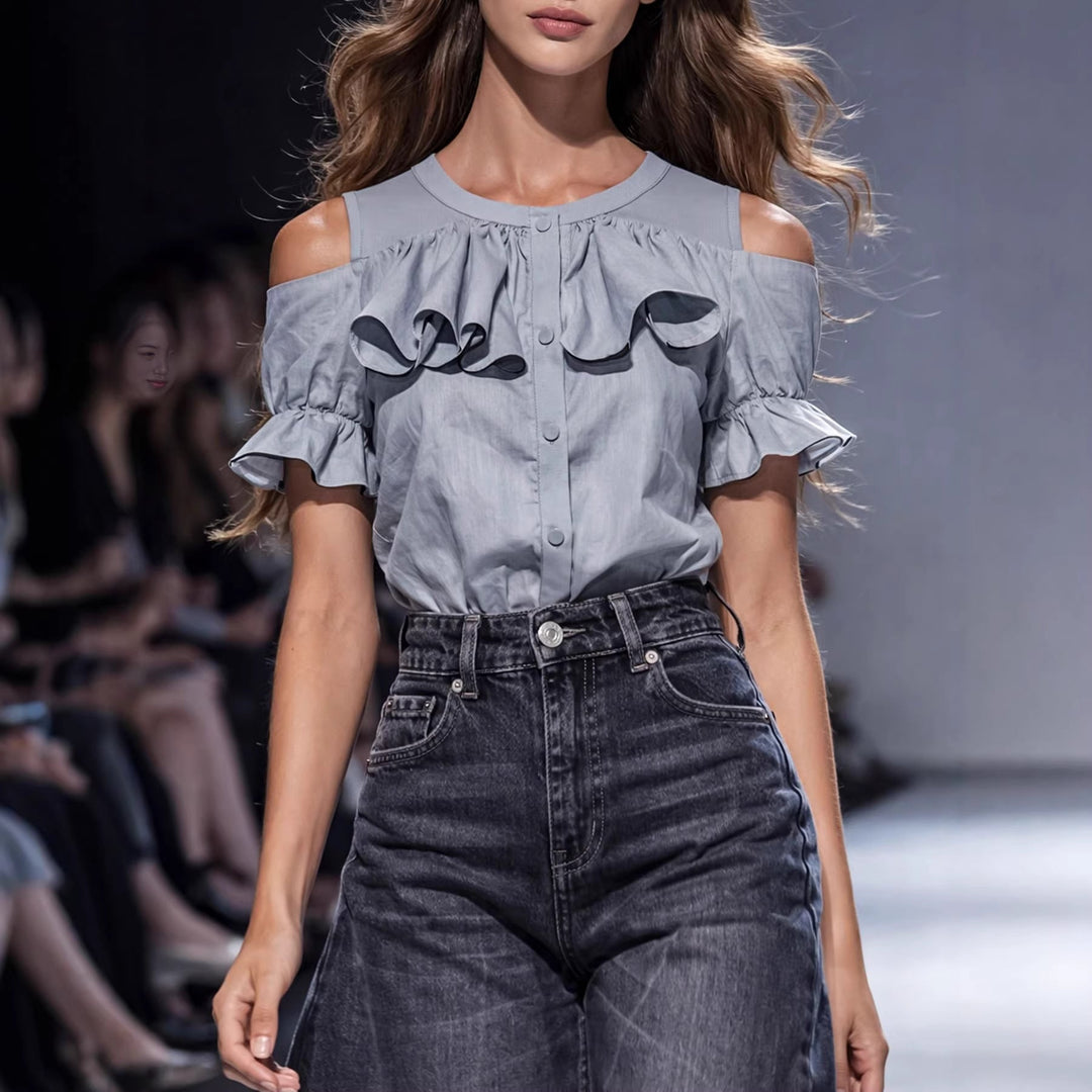 Vår/sommer grå damebluse med utskårne skuldre og flatterende volanger. Komfortabel og chic topp for enhver anledning.