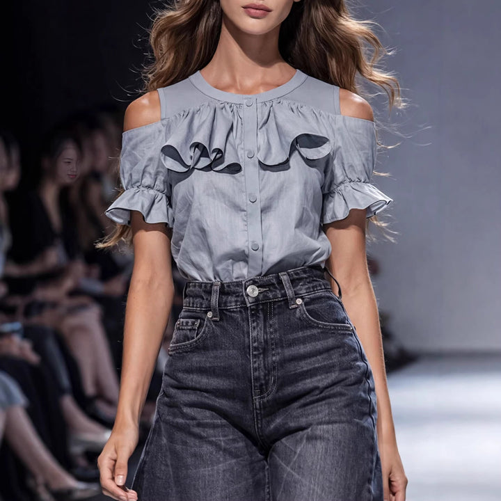 Vår/sommer grå damebluse med utskårne skuldre og flatterende volanger. Komfortabel og chic topp for enhver anledning.