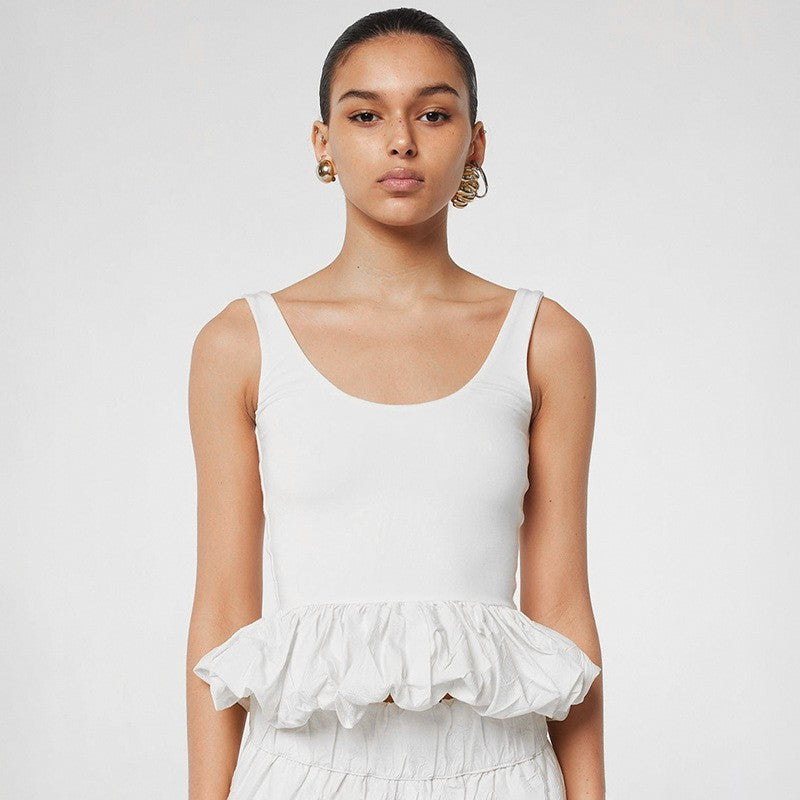 Komfortabel ermeløs sommertopp for dame. Elegant design med voluminøs volangkant for en chic look.