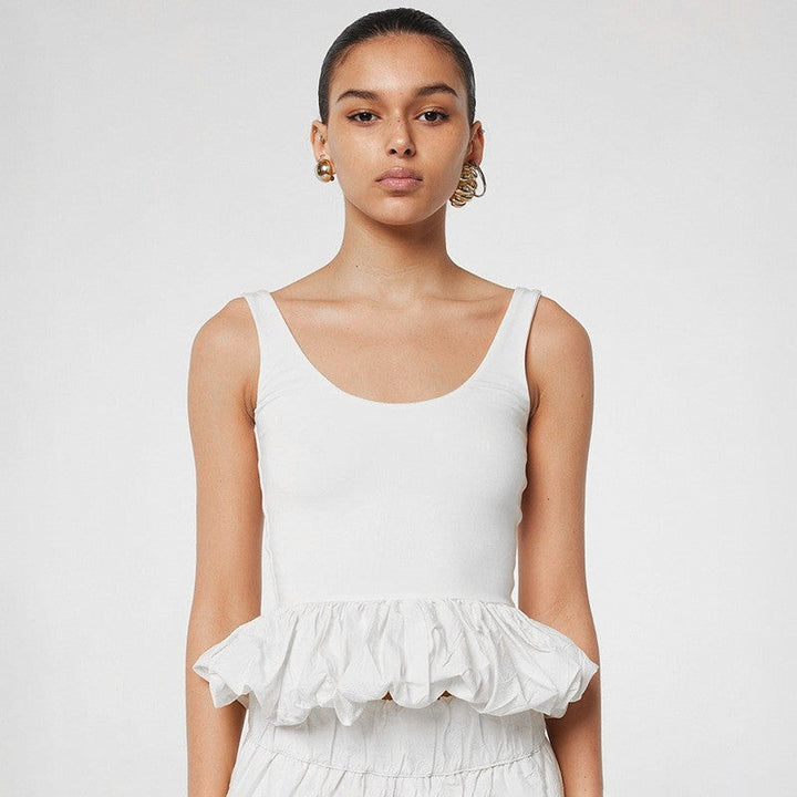 Komfortabel ermeløs sommertopp for dame. Elegant design med voluminøs volangkant for en chic look.