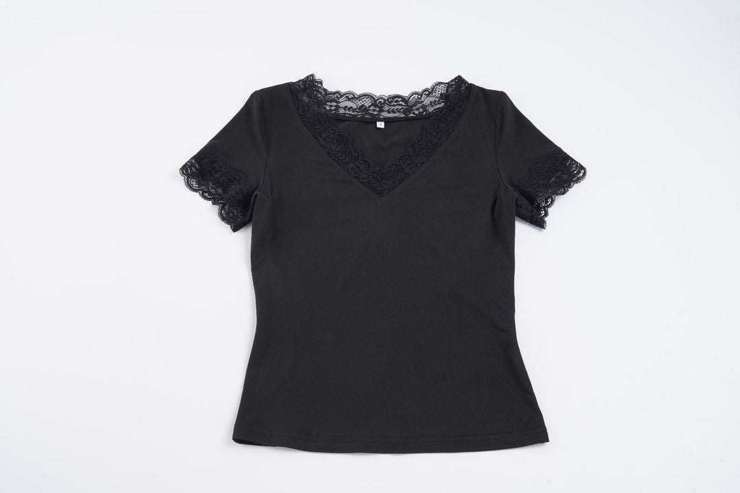 Enkel svart dame t-skjorte med elegant v-hals, korte ermer og subtile blondedetaljer for en chic stil.