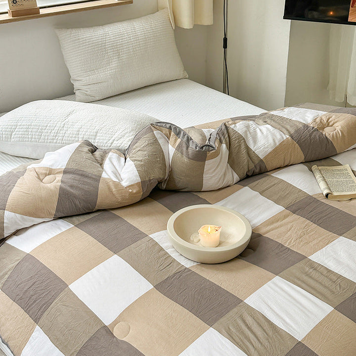 Elegant quiltet sengedekke med moderne mønster. Et luksuriøst dames dynesett for soverommet.