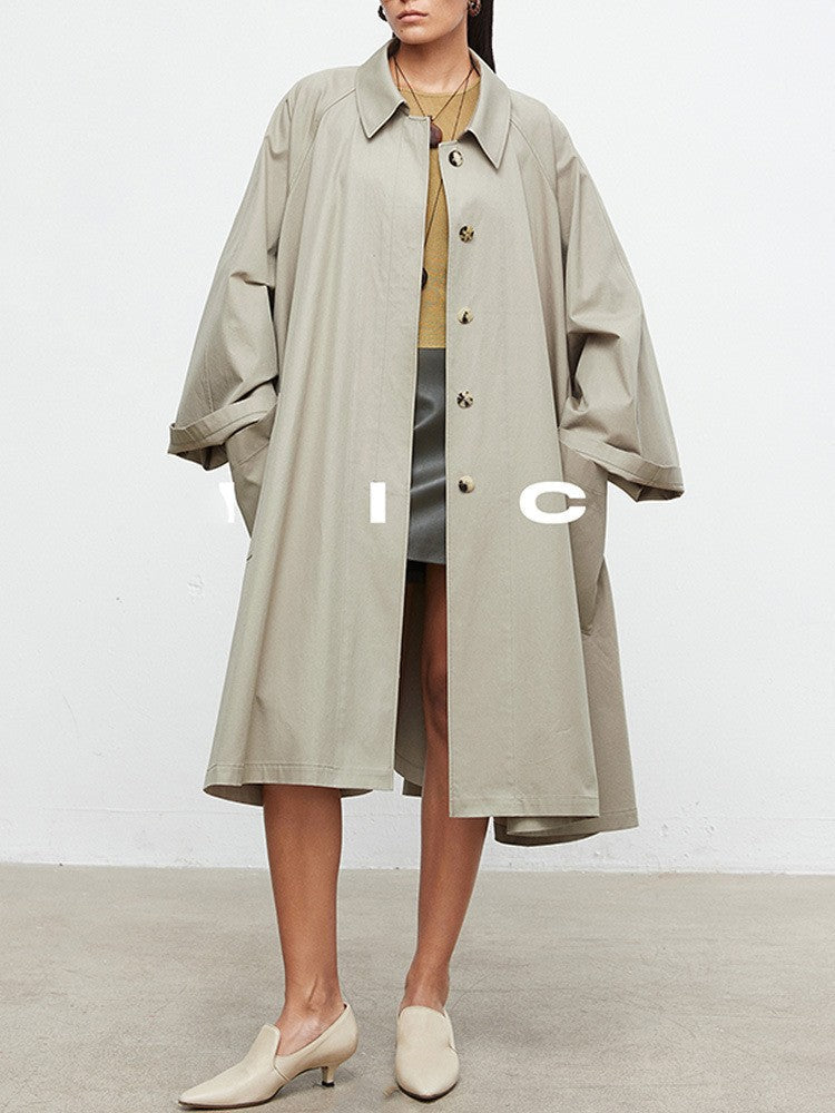 Elegant og stilfullt yttertøy; dame trenchcoat med oversized ermer for en moderne og trendy look.