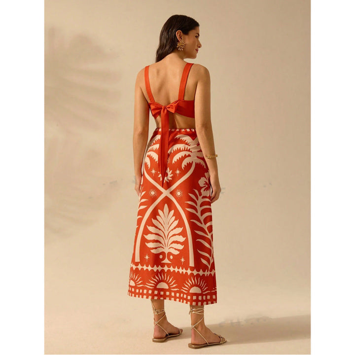 Levende oransjerødt dame todelt sett med elegant crop top og flytende maxi skjørt. Sommerklar stil.