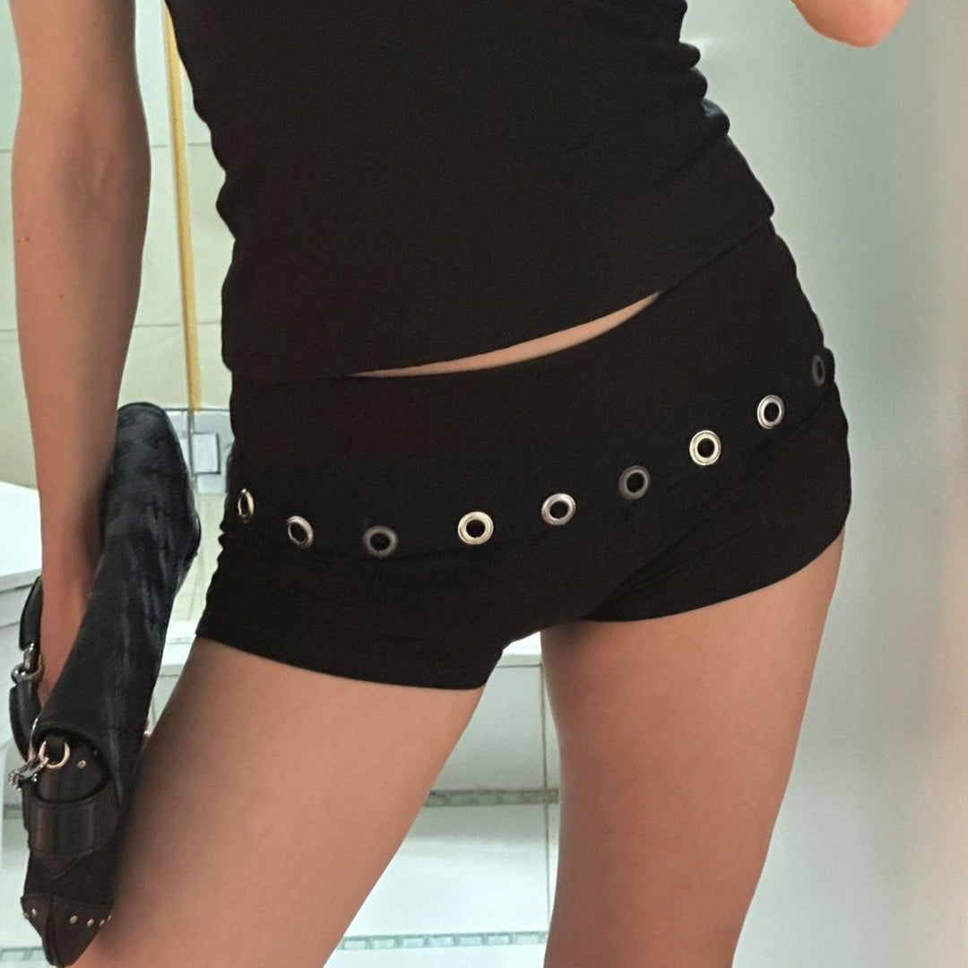 Dame sporty badebukser med elegante ringdetaljer, perfekt for strand og basseng. Komfortabelt badetøy for sommerferien.