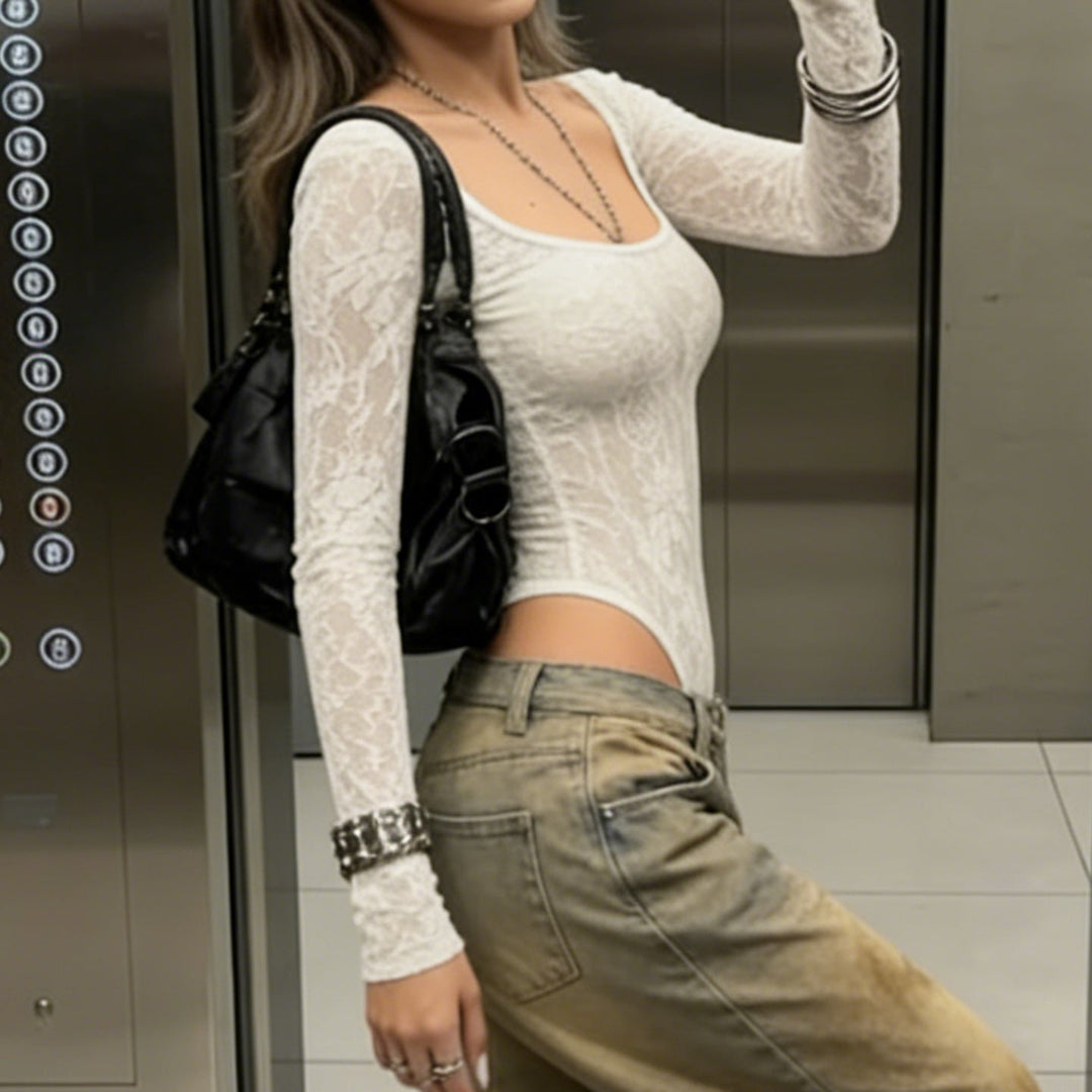 Modell iført elegant langermet spissbluse i hvit farge, stylet for en sofistikert hverdagsstil. Damebluse mote.