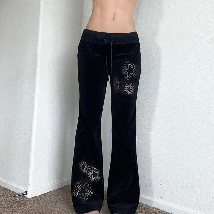 Trendy flare joggebukser til dame med glitrende stjerner. Perfekt for en avslappet, men elegant fritidsstil.