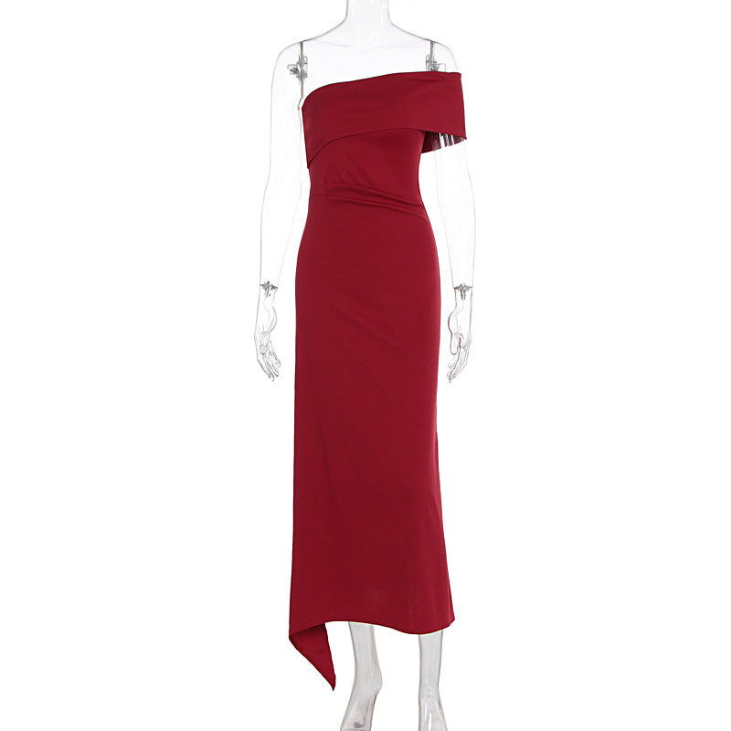 Stilfull rød maxikjole; asymmetrisk sommerkjole med en stropp, høy splitt og elegant drapering for fest.