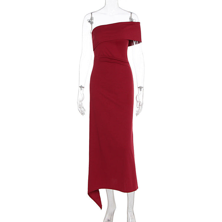Stilfull rød maxikjole; asymmetrisk sommerkjole med en stropp, høy splitt og elegant drapering for fest.