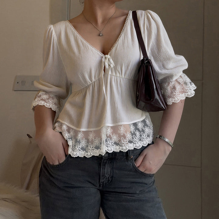 Romantisk hvit damebluse med blonde, V-hals og leken design. Elegant kvinneklær, perfekt sommerbluse.