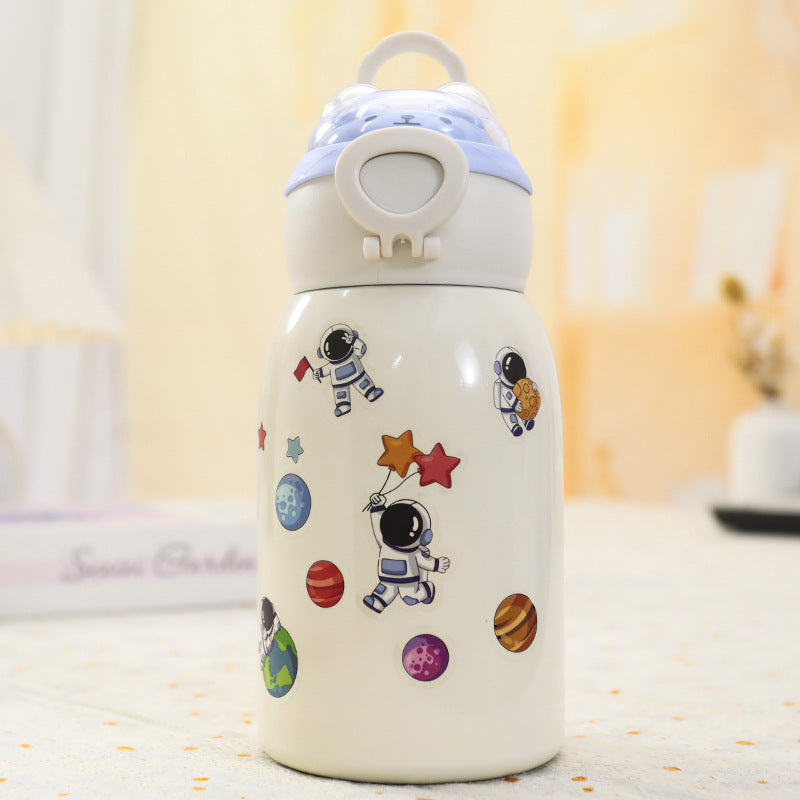 Lekkasjesikker 500ml drikkeflaske for barn, med kult astronautmotiv. BPA-fri for trygg bruk i sport og reise.