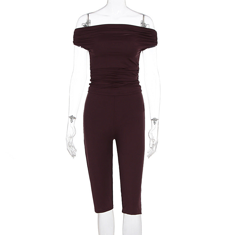 Stilfull bordeaux damejumpsuit med off-shoulder og rynker. Komfortabel moteklær for fest, hverdag og sommer.