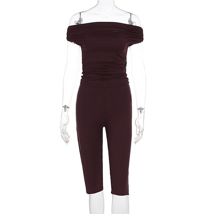 Stilfull bordeaux damejumpsuit med off-shoulder og rynker. Komfortabel moteklær for fest, hverdag og sommer.