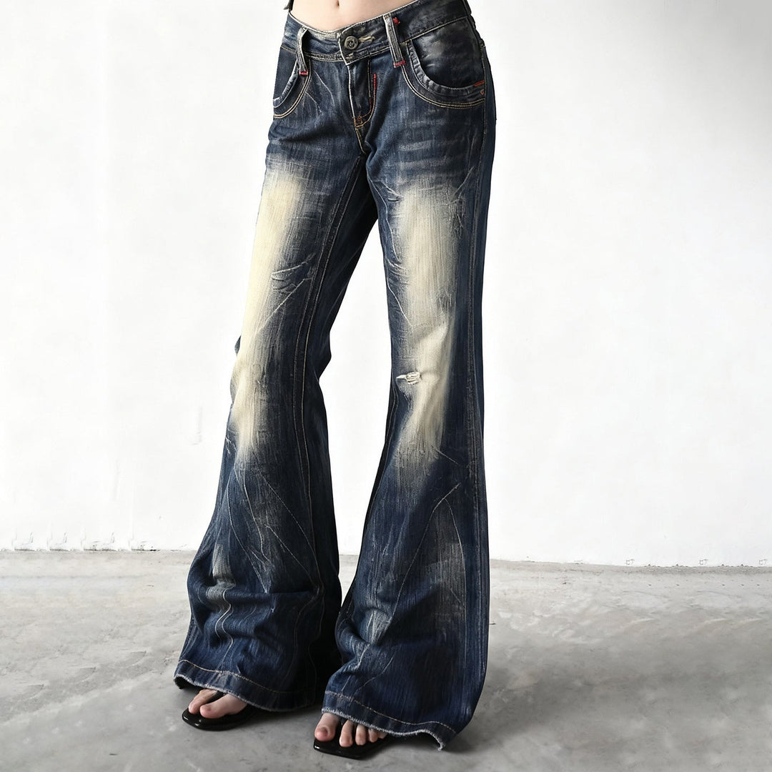 Komfortable blå jeans for kvinner, flared modell med trendy bruktvask, perfekt for casual bruk.