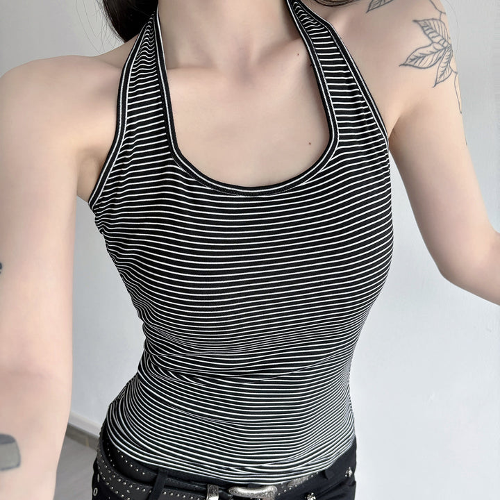 Sporty haltertopp for damer med stilige brede striper, perfekt for sommer, aktivitet og fritid. Komfortabel kvinnetopp.