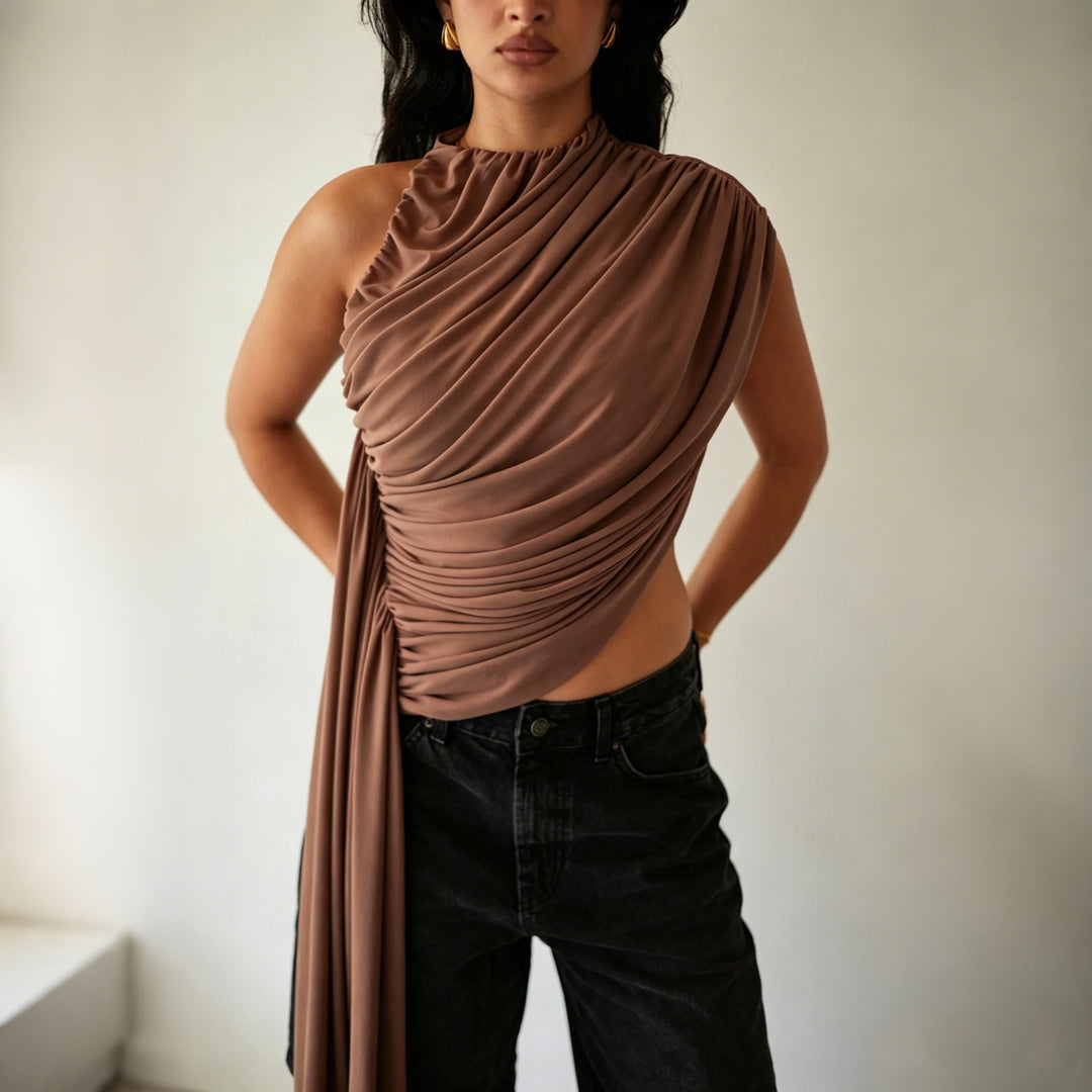 Tidsriktig dametopp med asymmetrisk skulder og vakre draperinger, gir et stilrent og elegant preg.