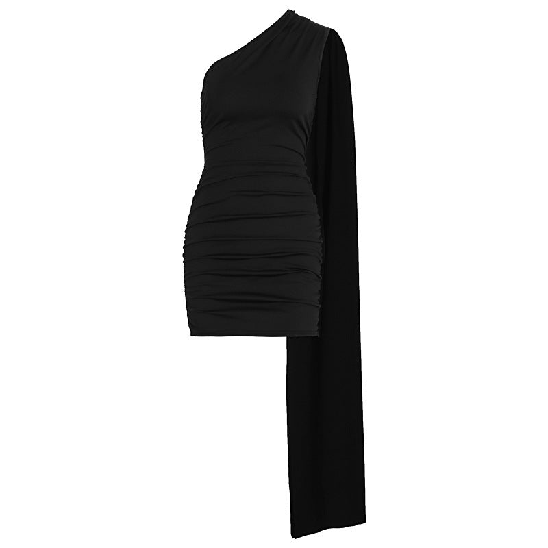 Moderne ensfarget damekjole med asymmetrisk design og off-shoulder snitt. Elegant kveldskjole.