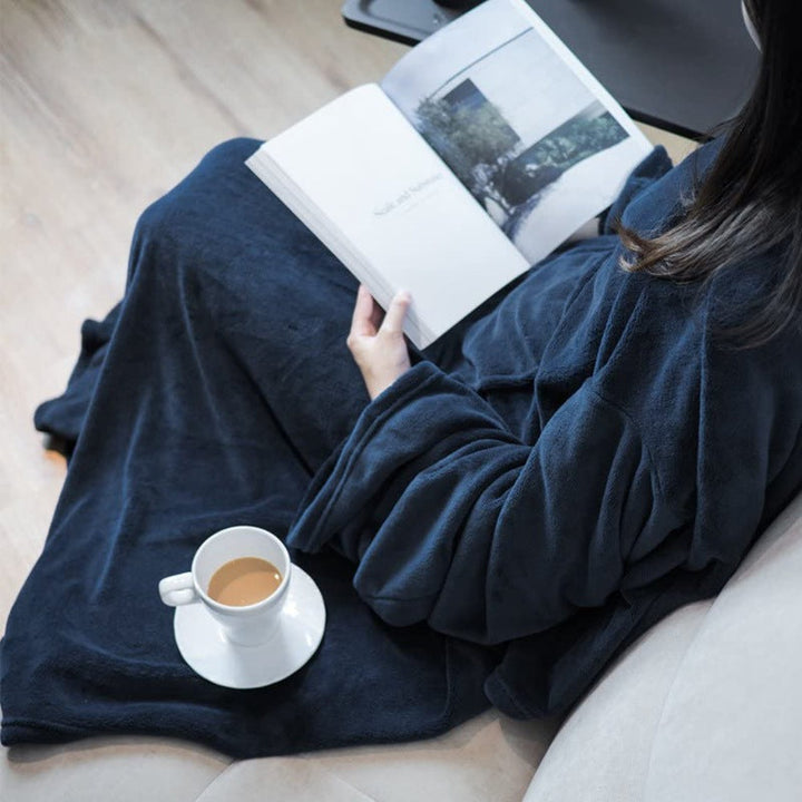 Mykt dame kosepledd i fleece med ermer og lommer, perfekt for hjemmekos og avslapning.